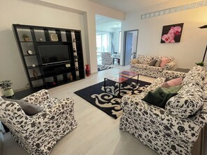 Smart TV, DVD player, pebolim, livros