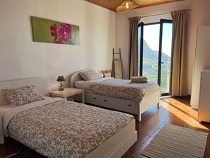 5 quartos, ferros/tábuas de passar roupa, berço de viagem