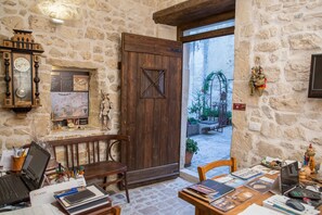 Lobby - Casa degli Avi, Vannuzza Woman. Sleep in a cave dwelling unique experience (Modica)