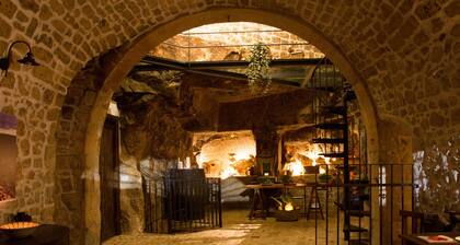 Casa degli Avi, Vannuzza Woman. Sleep in a cave dwelling unique experience