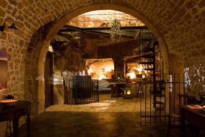 Casa degli Avi, Vannuzza mujer. Dormir en una cueva morada experiencia única