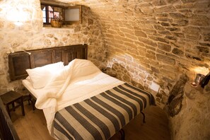 1 bedroom, free WiFi, bed sheets - Casa degli Avi, Vannuzza Woman. Sleep in a cave dwelling unique experience (Modica)
