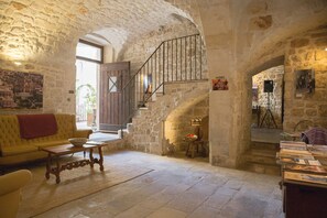 Interior - Casa degli Avi, Vannuzza Woman. Sleep in a cave dwelling unique experience (Modica)