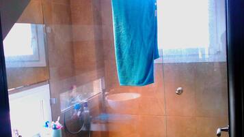 Regadera, secadora de cabello, toallas