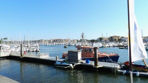 A marina with multiple boats docked, a pier, and a clear blue sky. - Gîte with pool, grounds, air-conditioning for peaceful family holidays in Landes (Sainte-Colombe)