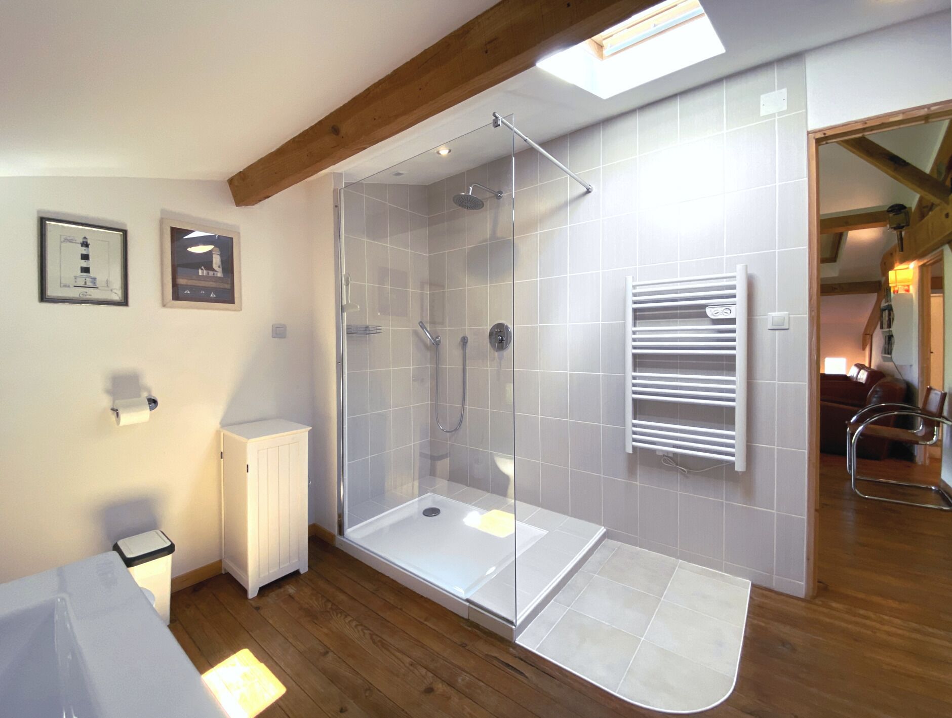 Douche, articles de toilette écologiques, sèche-cheveux