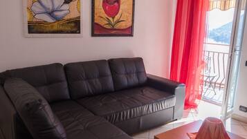 Fernseher, Videospiele, Bücher, Stereoanlage