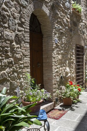 Exterior detail - The House of Alice, charm and relaxation (Montalcino (SI))