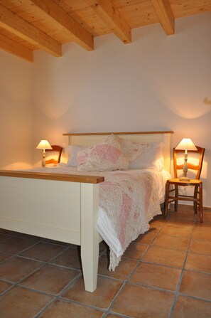 2 bedrooms, iron/ironing board, travel crib, free WiFi - Maison Bidas - Charming,rural,2 Bedroom Gîte, sleeps 4, in vineyard surrounding (Pouillon)