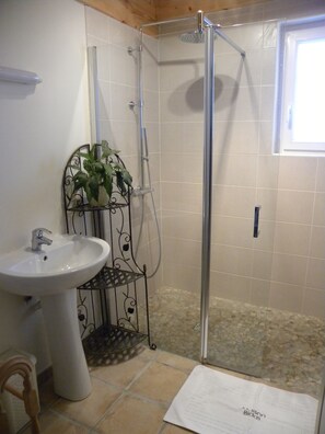 Een douche, een haardroger, handdoeken, zeep