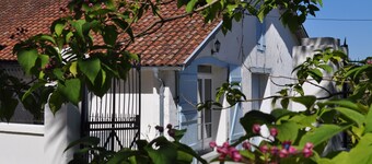 Maison Bidas - Charming,rural,2 Bedroom Gîte, sleeps 4, in vineyard surrounding