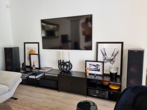 Smart-tv, eldstad, dvd-spelare och ett bordtennisbord