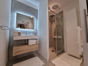 Dusche, Haartrockner, HandtĂŒcher, Seife