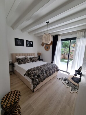 3 bedrooms, iron/ironing board, free WiFi, bed sheets - Designer and family architect house heated pool  (Saint-Maximin-La-Sainte-Baume)
