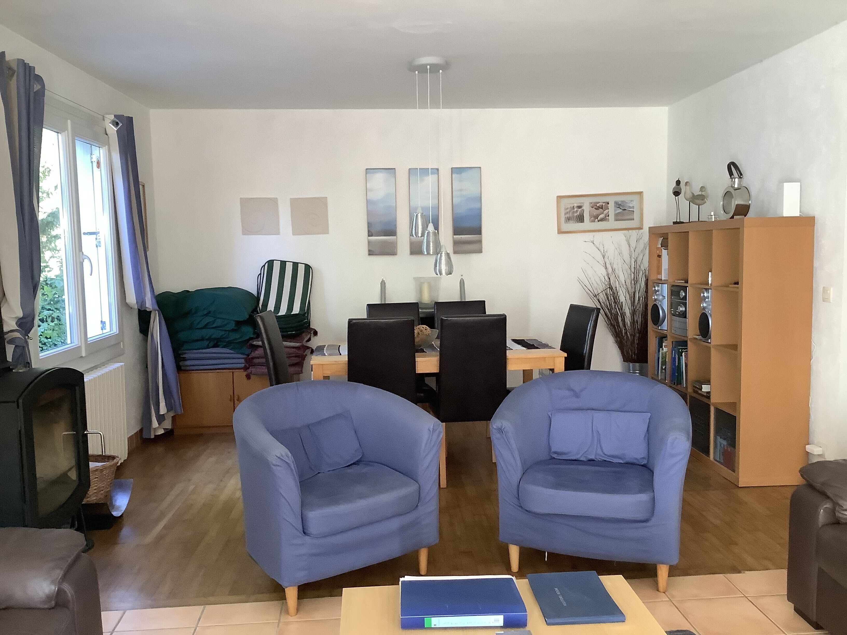 Smart TV, chimenea, futbolito y libros 