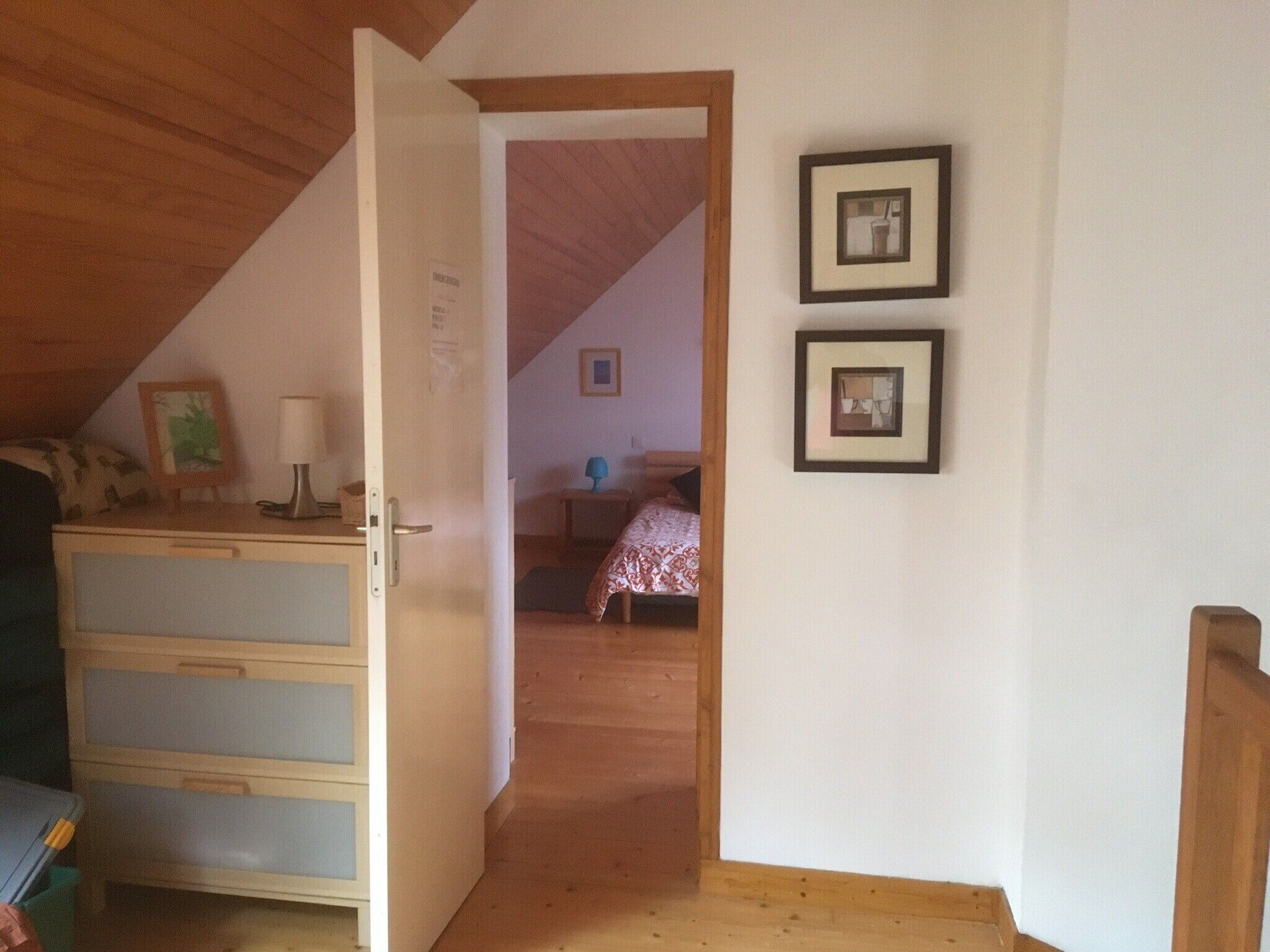 4 habitaciones, tabla de planchar con plancha y cuna de viaje 