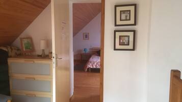 4 habitaciones, tabla de planchar con plancha y cuna de viaje