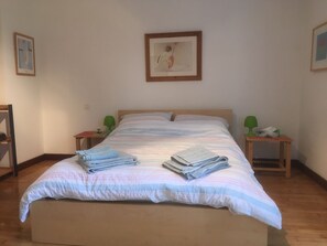 4 bedrooms, iron/ironing board, travel crib, free WiFi - Large  Country House  (Sérent)