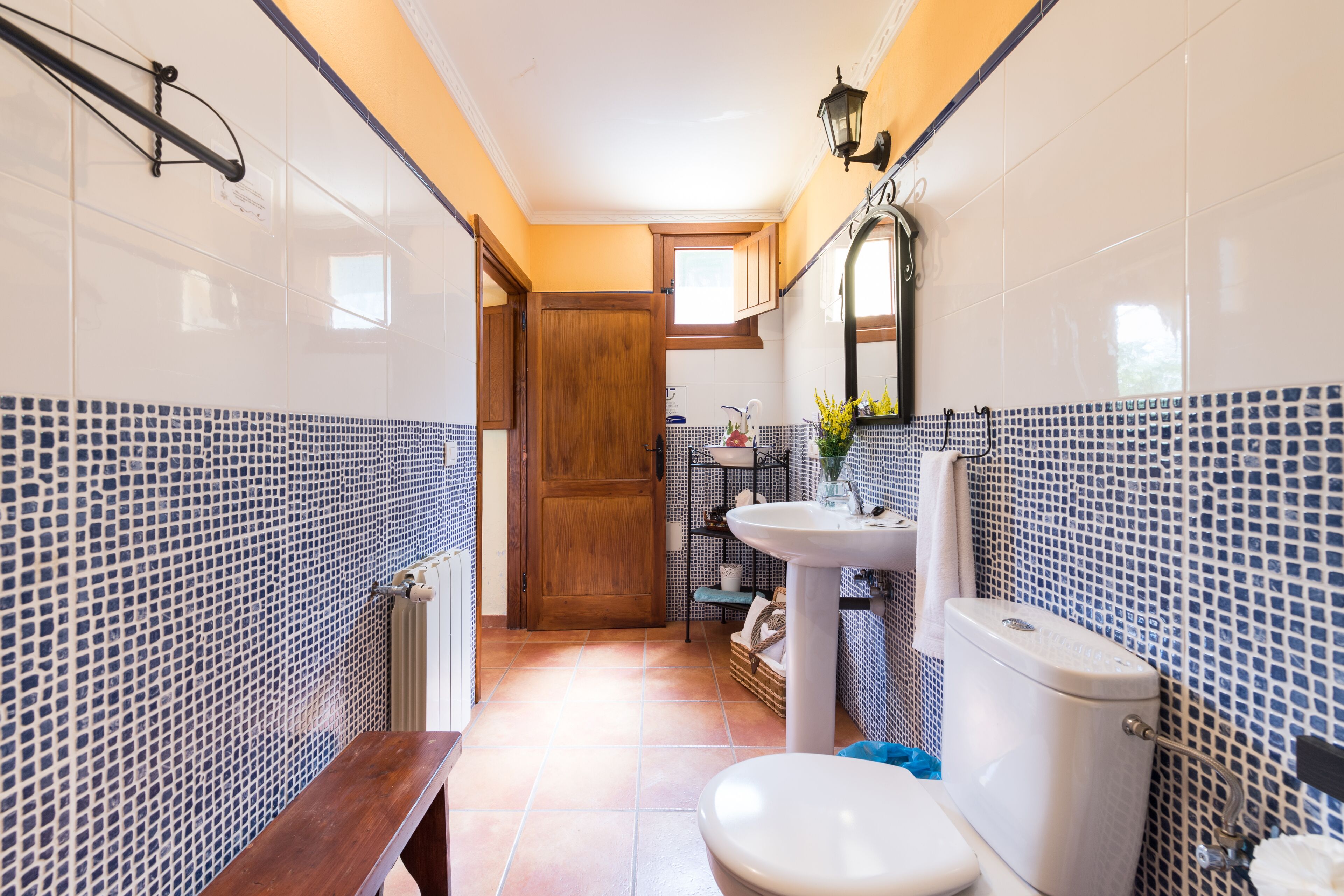 Douche, sèche-cheveux, bidet, serviettes fournies