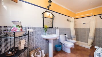 Ducha, secador de pelo, bidé y toallas