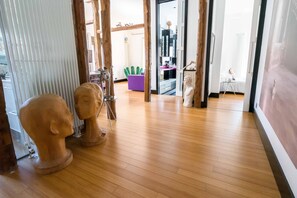 1 habitación, escritorio, tabla de planchar con plancha y wifi 