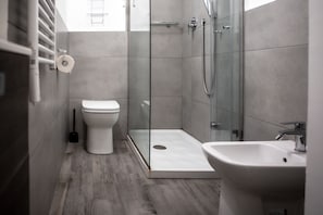Shower, hair dryer, bidet, towels - Apartment Via Fiume (Palermo)