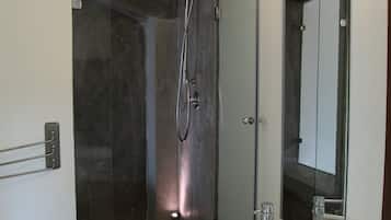 Douche, sĂšche-cheveux, bidet, serviettes fournies