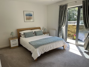 2 makuuhuonetta, silitysrauta/-lauta, vauvan matkasänky, Wi-Fi