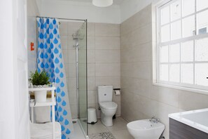 Regadera, secadora de cabello, bidet, toallas 