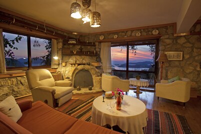 Lovely private villa set in the peaceful retreat of SögĂŒt - Picture Perfect!!