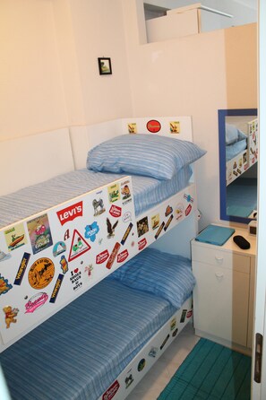 2 bedrooms, iron/ironing board, internet, bed sheets