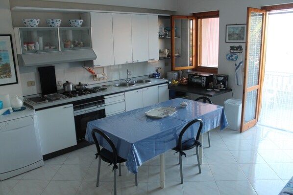 Fridge, oven, stovetop, dishwasher