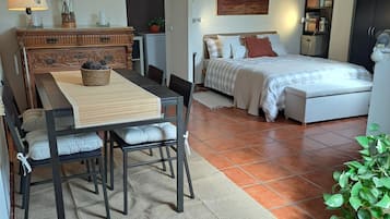1 slaapkamer, een strijkplank/strijkijzer, wifi, beddengoed