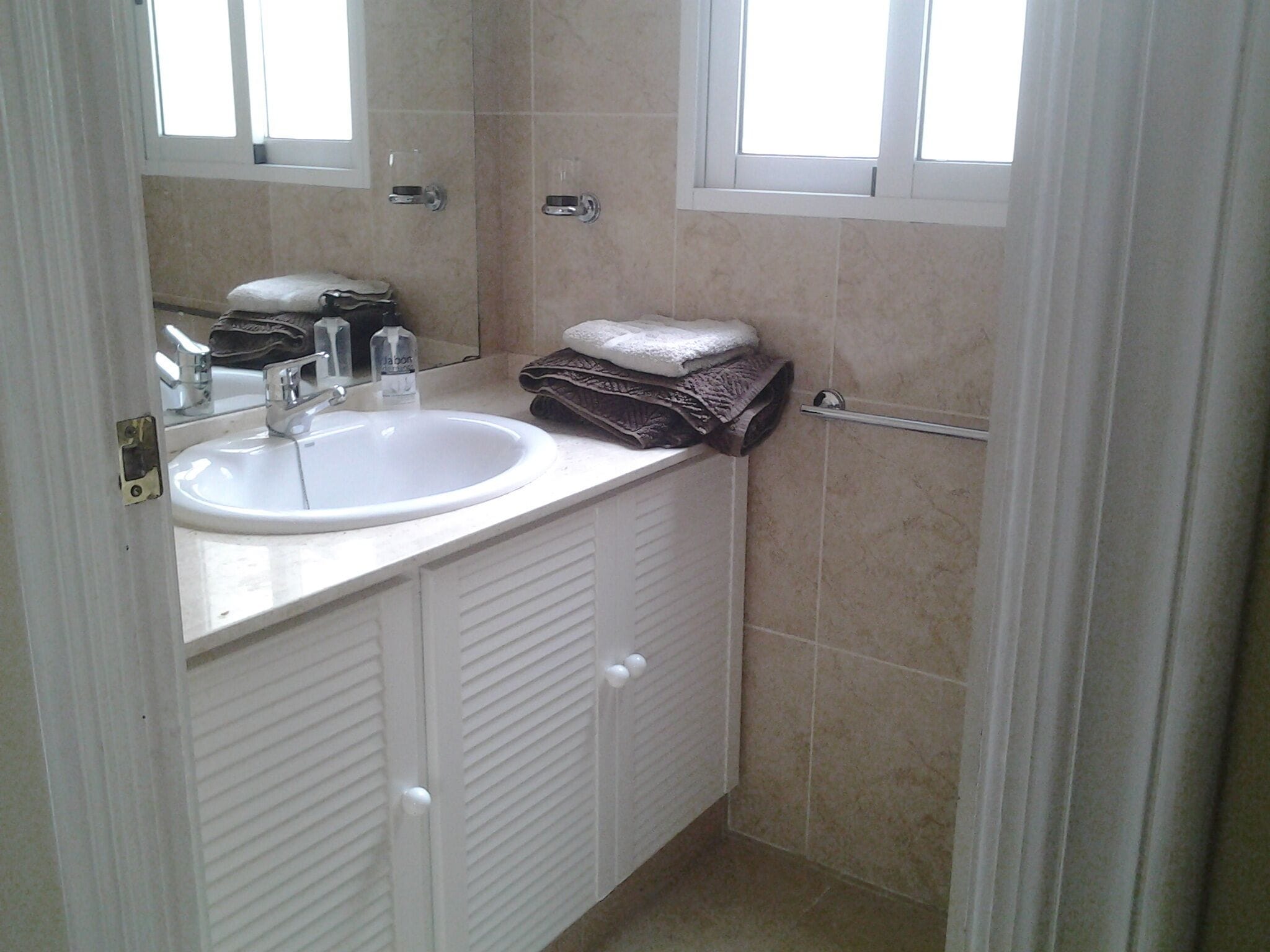 Ducha, secador de pelo y toallas