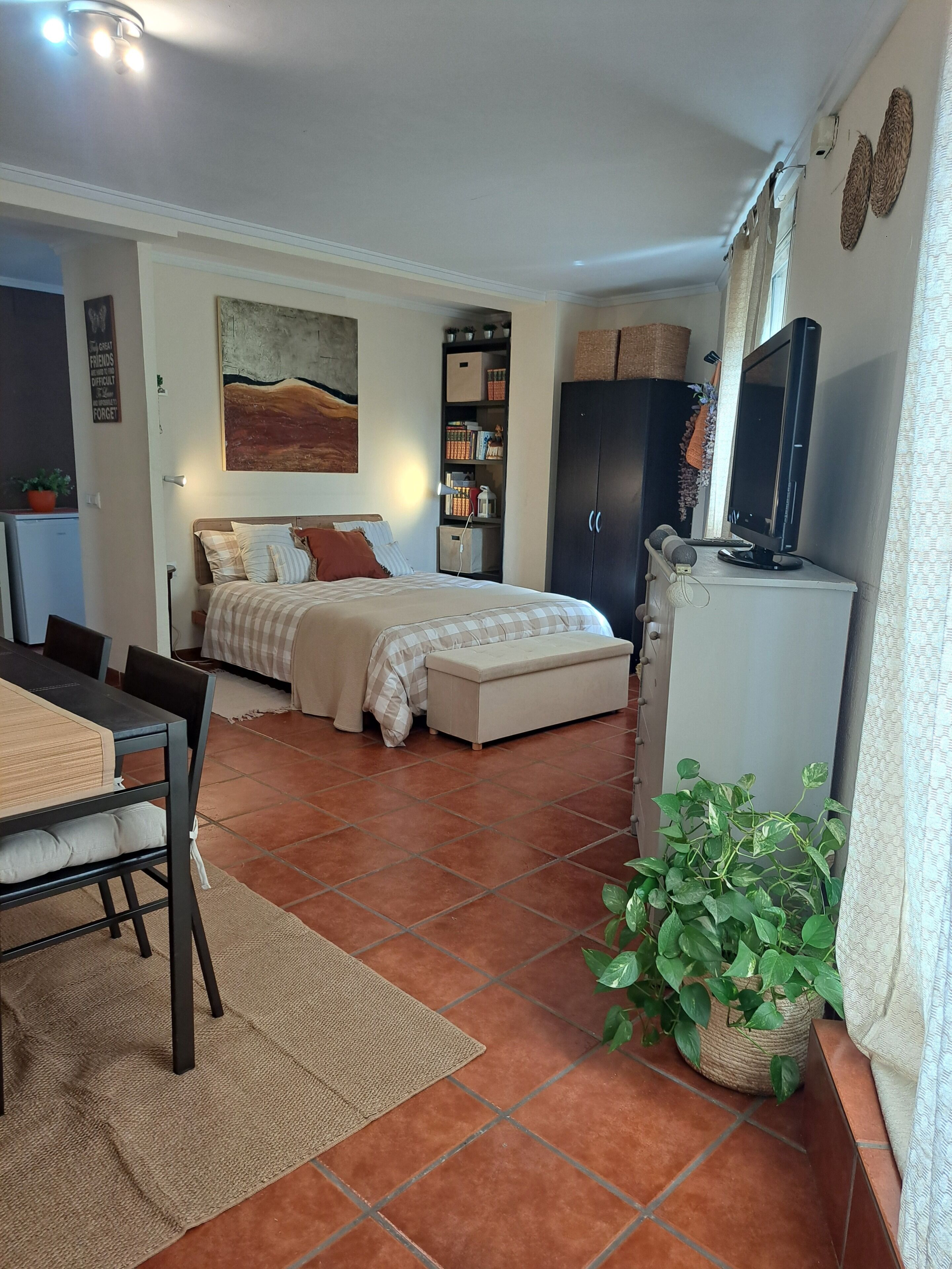 1 dormitorio, tabla de planchar con plancha, wifi y ropa de cama