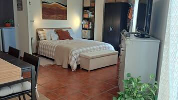 1 dormitorio, tabla de planchar con plancha, wifi y ropa de cama