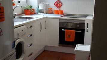 Frigorífico, microondas, horno y placa de cocina