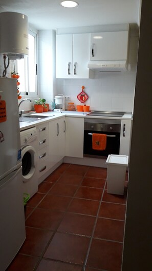 冰箱、微波炉、烤箱、炉灶