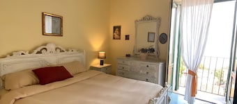 Typiska sicilianska hus i en lugn by mycket nära Cefalu