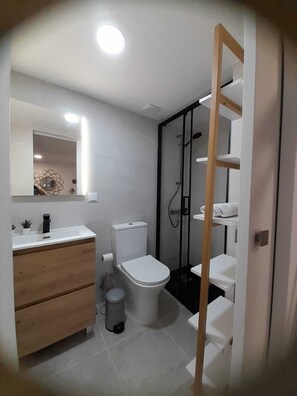 Dusche, Haartrockner, Handtücher, Seife