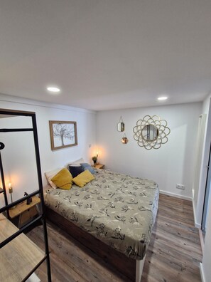 2 عدّة غرف نوم ومكواة/لوح كي وسرير سفر وواي فاي مجانًا