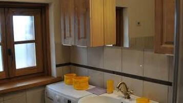 Douche, sĂšche-cheveux, bidet, serviettes fournies