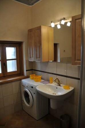 Een douche, een haardroger, een bidet, handdoeken