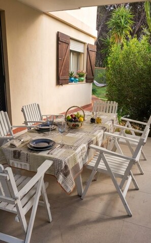 Outdoor dining - Villa 50 meters from the sea in Santa Margherita di Pula (Cagliari) (Santa Margherita di Pula)