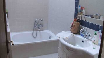 Set di cortesia gratuito, asciugacapelli, asciugamani