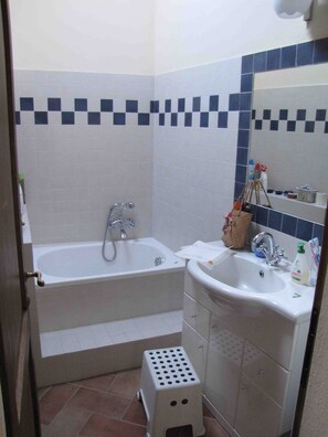 Kostenlose Toilettenartikel, Haartrockner, Handtücher