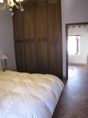 2 bedrooms, desk, iron/ironing board, Internet