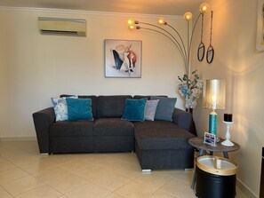 Fernseher, DVD-Player, Bücher, Stereoanlage