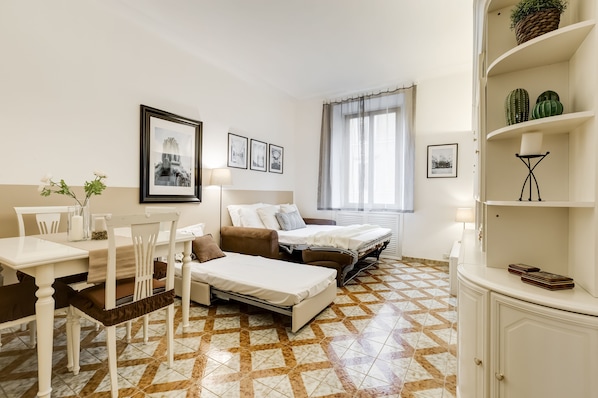 1 habitación, caja de seguridad en la habitación y escritorio 