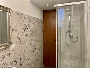 Shower, hair dryer, bidet, towels - FREE WIFI Comfortable apartment overlooking the Anfore Fountain. (Roma)
